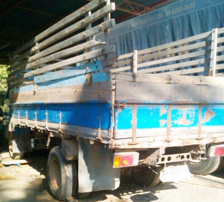 ISUZU TL 100 HP 4BC1 รถบรรทุกหกล้อ กระบะเหล็กคอกไม้ความยาว 4.30 เมตรสภาพดีพร้อมบรรทุกหนักได้เลนครับ เครื่องแรงดีไม่เยิ้ม ภายในหัวเก๋งสภาพดีคอนโซลอยู่ครบ พวงมาลัยธรรมดา เกียร์ยาว ช่วงล่างคัชซีไม่บวม ยาง 7.50 ขอบ 16 สภาพดี 60\% เอกสารทะเบียนครบพร้อมโอน ราคาต