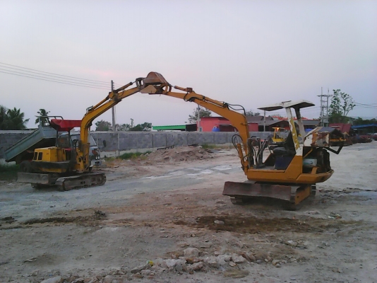 ขายแบ็คโฮ  KOMATSU   PC20-3พร้อมใช้งาน