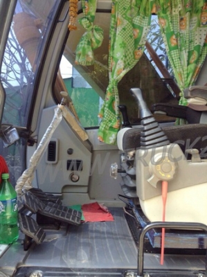 รถแบคโฮ ยี่ห้อฮุนได รุ่น 210 รุ่น7 ใช้งานมา 2 พันชั่วโมง