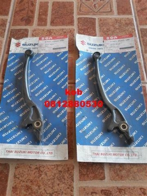 ขายเหมาอะไหล่ Suzuki แท้ศูนย์ ขาย 1500 บาท หรือแยกชิ้นๆละ 100 บาท สนใจติดต่อ (กบรถเก่าแพร่) ขายเหมาอะไหล่ Suzuki แท้ศูนย์ ขาย 1500 บาท หรือแยกชิ้นๆละ 100 บาท สนใจติดต่อ (กบรถเก่าแพร่)