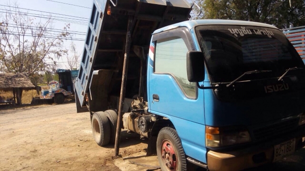 ขาย 6 ล้อดั้ม NPR หัวการ์ตูน 130 แรง เทอร์โบ F หลัง