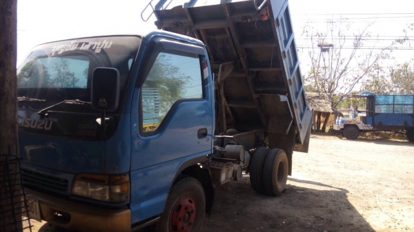 ขาย 6 ล้อดั้ม NPR หัวการ์ตูน 130 แรง เทอร์โบ F หลัง