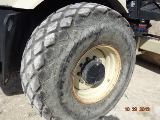 ขายรถบดสั่นสะเทือนขนาด 10 ตัน ยี่ห้อ INGERSOLL RAND SD100D จำนวนมาก ทุกคันสภาพเยี่ยมพร้อมใช้งานทันที มีทั้งแบบล้อเรียบและล้อหนาม ทุกคันมีเล่มเอกสารจดทะเบียนพร้อมโอน