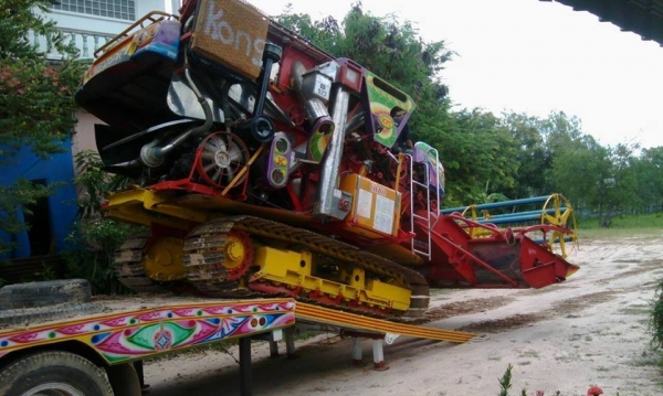 ขายรถเกี่่ยวข้าวเกษตรพัฒนา รุ่นจ้าวช้างไวไฟ เครื่องยนต์มิตซู 6D17 24 วาวล์ เทอร์โบ 240 แรง ปั๊มเบอร์ 23 ช่วงล่างโคมัสสุ 12 HT (ตัวเดินของนอกญี่ปุ่น) อุ้ม 2.5 ตัน สนใจโทร 090-8588220คุณนะ ID:narong498 หรือ www.truck.in.th/498 หรือfb:ณรงค์ ซื้อขายรถมือสอง(เ