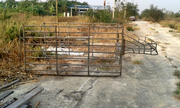 คอกเหล็ก 8 ช่อง หน้ายื่น