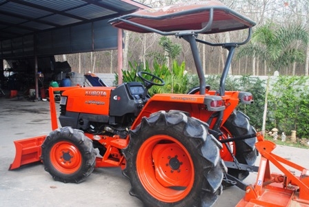 ขายรถไถ Kubota L 3408DI(4WD) พร้อมมีดดันหน้าและอุปกรณ์หลัง รถไร่ สภาพสวยมาก