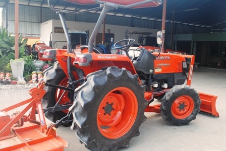 ขายรถไถ Kubota L 3408DI(4WD) พร้อมมีดดันหน้าและอุปกรณ์หลัง รถไร่ สภาพสวยมาก