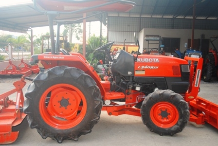 ขายรถไถ Kubota L 3408DI(4WD) พร้อมมีดดันหน้าและอุปกรณ์หลัง รถไร่ สภาพสวยมาก