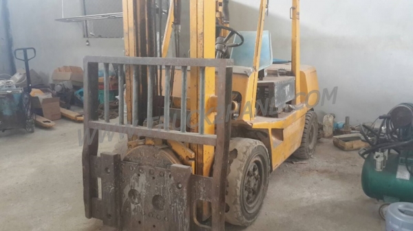 รถโฟล์คลิฟท์ ยี่ห้อ TOYOTA   2.5 ตัน    ยกสูง 3 เมตร