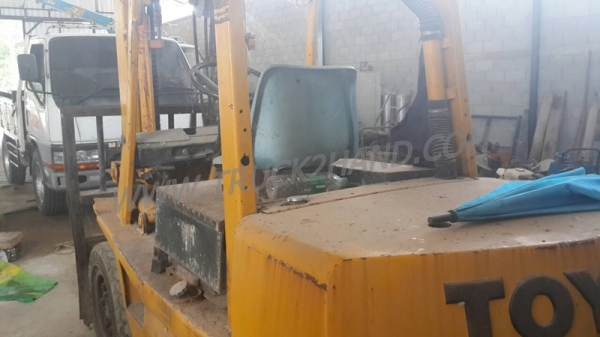 รถโฟล์คลิฟท์ ยี่ห้อ TOYOTA   2.5 ตัน    ยกสูง 3 เมตร