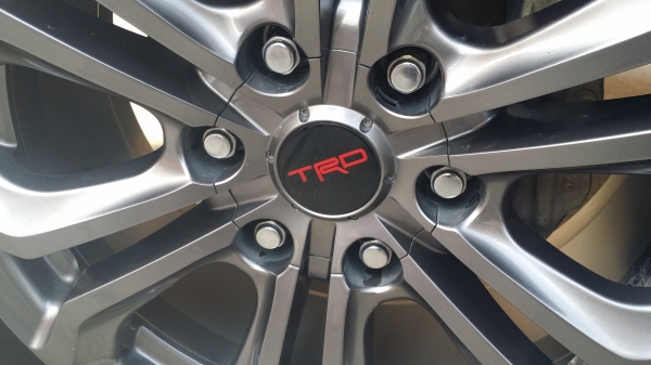 ขายด่วน ล้อแม็กTRD ขอบ18 แท้ของTOYOTA ฟอร์จูนเนอร์ ยางเปลียนใหม่ได้26วันครับ เอาล้อเดิมมาเทินได้ครับ