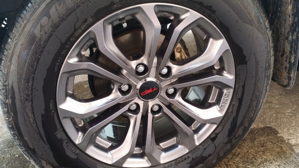 ขายด่วน ล้อแม็กTRD ขอบ18 แท้ของTOYOTA ฟอร์จูนเนอร์ ยางเปลียนใหม่ได้26วันครับ เอาล้อเดิมมาเทินได้ครับ