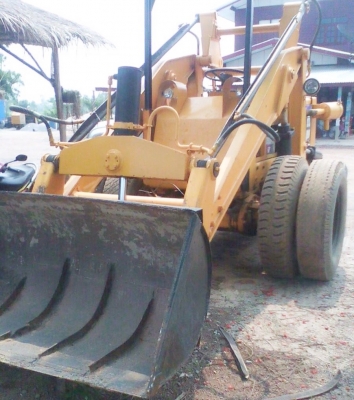 KOMATSU SD 20 รถตักล้อยาง รถสภาพดีพร้อมใช้งานได้เลยครับ เครื่องแรงดีไม่เยิ้มขับขี่ง่ายควบคุมง่ายคล่องตัว ตักได้ครึ่งคิวครับ ปั๊มไม่เยิ้มดูสะอาดดี ช่วงล่างยาง 6 เส้นสภาพดี 60\% พร้อมใช้งาน เอกสารสัญญาซื้อขาย ราคาต่อรองได้ครับ