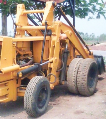 KOMATSU SD 20 รถตักล้อยาง รถสภาพดีพร้อมใช้งานได้เลยครับ เครื่องแรงดีไม่เยิ้มขับขี่ง่ายควบคุมง่ายคล่องตัว ตักได้ครึ่งคิวครับ ปั๊มไม่เยิ้มดูสะอาดดี ช่วงล่างยาง 6 เส้นสภาพดี 60\% พร้อมใช้งาน เอกสารสัญญาซื้อขาย ราคาต่อรองได้ครับ