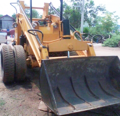 KOMATSU SD 20 รถตักล้อยาง รถสภาพดีพร้อมใช้งานได้เลยครับ เครื่องแรงดีไม่เยิ้มขับขี่ง่ายควบคุมง่ายคล่องตัว ตักได้ครึ่งคิวครับ ปั๊มไม่เยิ้มดูสะอาดดี ช่วงล่างยาง 6 เส้นสภาพดี 60\% พร้อมใช้งาน เอกสารสัญญาซื้อขาย ราคาต่อรองได้ครับ