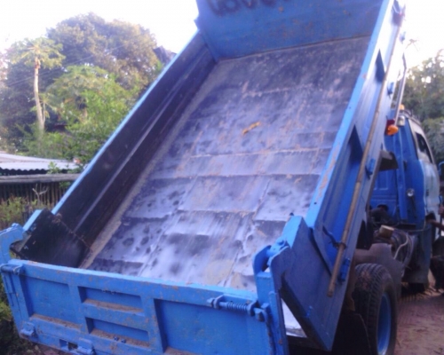 ISUZU TL 100 HP 4BC1 หกล้อดั๊มพ์ กระบะดั๊มพ์เหล็กบรรทุกได้ 3-4 คิว ความยาว 3.30 เมตรสภาพสวยไม่มีผุ เครื่องแรงดีไม่เยิ้ม หัวเก๋งไม่ผุภายในเก๋งคอนโซลครบ ช่วงล่างเดิมๆคัชซีสวยมากครับไม่มีบวม ยาง 7.50 ขอบ 16 สภาพดีพร้อมใช้งาน เอกสารทะเบียนครบพร้อมโอน ราคาต่อร