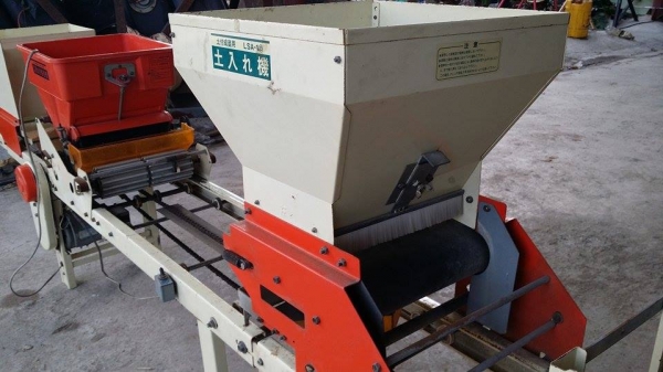 เครื่องโรยเมล็ด MINORU เก่าญี่ปุ่น ราคานี้ขายเป็นชุด คือลูกค้าจะได้ทั้ง แบบใช้มอเตอร์ขับเคลื่่อน และแบบระบบมือหมุน เครื่องโรยเมล็ด MINORU เก่าญี่ปุ่น ราคานี้ขายเป็นชุด คือลูกค้าจะได้ทั้ง แบบใช้มอเตอร์ขับเคลื่่อน และแบบระบบมือหมุน