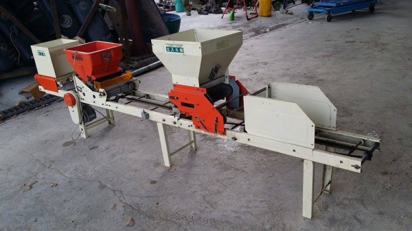 เครื่องโรยเมล็ด MINORU เก่าญี่ปุ่น ราคานี้ขายเป็นชุด คือลูกค้าจะได้ทั้ง แบบใช้มอเตอร์ขับเคลื่่อน และแบบระบบมือหมุน เครื่องโรยเมล็ด MINORU เก่าญี่ปุ่น ราคานี้ขายเป็นชุด คือลูกค้าจะได้ทั้ง แบบใช้มอเตอร์ขับเคลื่่อน และแบบระบบมือหมุน