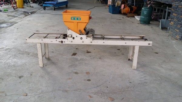 เครื่องโรยเมล็ด MINORU เก่าญี่ปุ่น ราคานี้ขายเป็นชุด คือลูกค้าจะได้ทั้ง แบบใช้มอเตอร์ขับเคลื่่อน และแบบระบบมือหมุน เครื่องโรยเมล็ด MINORU เก่าญี่ปุ่น ราคานี้ขายเป็นชุด คือลูกค้าจะได้ทั้ง แบบใช้มอเตอร์ขับเคลื่่อน และแบบระบบมือหมุน