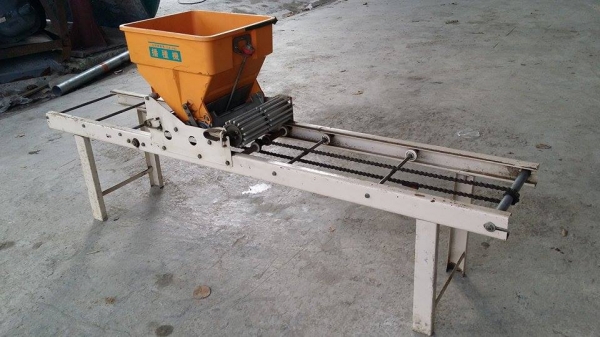 เครื่องโรยเมล็ด MINORU เก่าญี่ปุ่น ราคานี้ขายเป็นชุด คือลูกค้าจะได้ทั้ง แบบใช้มอเตอร์ขับเคลื่่อน และแบบระบบมือหมุน เครื่องโรยเมล็ด MINORU เก่าญี่ปุ่น ราคานี้ขายเป็นชุด คือลูกค้าจะได้ทั้ง แบบใช้มอเตอร์ขับเคลื่่อน และแบบระบบมือหมุน