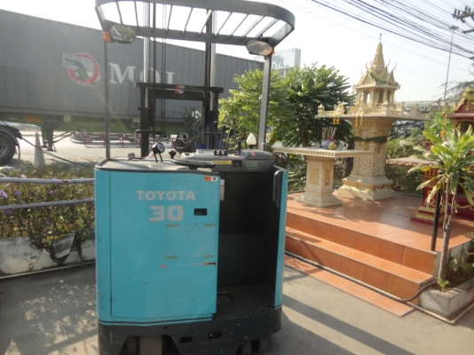 ขายรถไฟฟ้ายืนขับ toyota ขนาด 3 ตัน อุปกรณ์ครบพร้อมตู้ชาร์จ