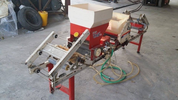 เครื่องโรยเมล็ด YANMAR เก่าญี่ปุ่น รุ่น YPH301 สภาพสวยพร้อมใช้งาน เหมาะสำหรับนาดำ เพาะกล้าใส่ถาดดำนาขนาดตามมาตรฐาน เครื่องโรยเมล็ด YANMAR เก่าญี่ปุ่น รุ่น YPH301 สภาพสวยพร้อมใช้งาน เหมาะสำหรับนาดำ เพาะกล้าใส่ถาดดำนาขนาดตามมาตรฐาน