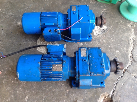 ขายมอเตอร์เกียร์ Flender Himmel ขนาด 3/4 HP. 380V อัตราทด 1:90 เพลาออก 15 รอบต่อนาที มีระบบเบรคในตัว วิ่งนิมมาก พร้อมใช้งาน มี 2 ตัวครับ
