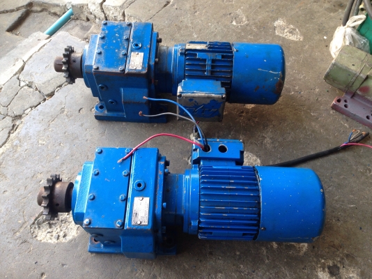ขายมอเตอร์เกียร์ Flender Himmel ขนาด 3/4 HP. 380V อัตราทด 1:90 เพลาออก 15 รอบต่อนาที มีระบบเบรคในตัว วิ่งนิมมาก พร้อมใช้งาน มี 2 ตัวครับ
