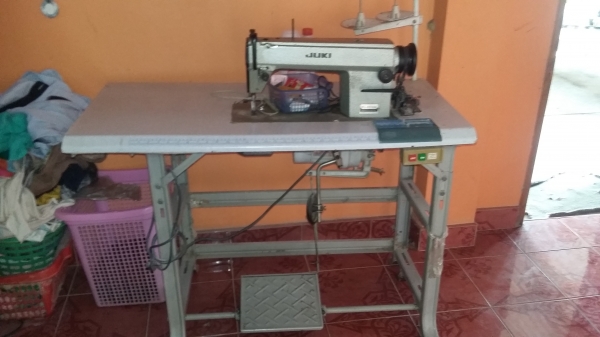 ขายจักรเย็บผ้าJUKI สภาพไหม่ครับพร้อมใช้งาน สมบูรณ์90กว่า\%
