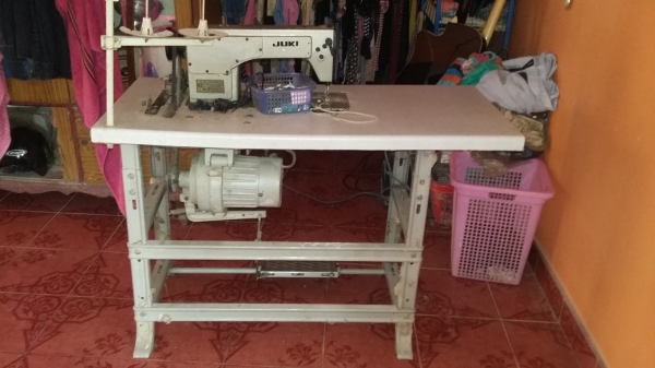 ขายจักรเย็บผ้าJUKI สภาพไหม่ครับพร้อมใช้งาน สมบูรณ์90กว่า\%