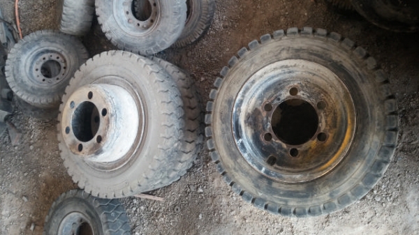 ยางลม \%  KOMATSU FD25