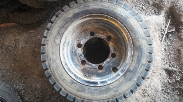 ยางลม \% KOMATSU FD25 ยางลม \% KOMATSU FD25