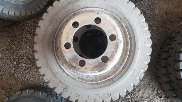 ยางลม \% KOMATSU FD25 ยางลม \% KOMATSU FD25