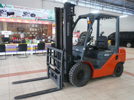 ขายรถโฟล์คลิฟท์ TOYOTA รุ่น 8FG25 ราคา 399,000 บาท นำเข้าจากประเทศญี่ปุ่น 100\% ไม่เคยใช้งานในประเทศไทย