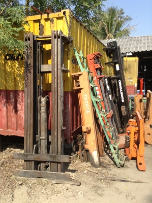 +++ ขายเสาโฟล์คลิฟท์    2.5 ตัน  สูง  6  เมตร  ราคา  68,000.- บาทครับ