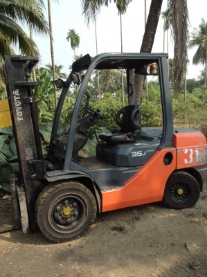 +++ ขายโฟล์คลิฟท์  TOYOTA 8FD35J  ขนาด  3.5  ตัน  เครื่องยนต์ดีเซล  เกียร์ออโตเมติค   (รถสภาพดี  พร้อมใช้งาน  ราคาถูกครับ  มี  3  คันครับ)