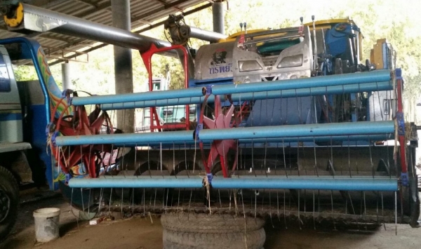 ขายด่วน รถเกี่ยวข้าวสุรชัยการช่าง รถสวยมากๆครับพร้อมทำงานได้เลย เครื่องยนต์ 275 HP JO8C-J5 เทอร์โบ อุ้ม 2.5 ตัน ปั๊มไดกิ้นเบอร์ 23 ช่วงล่างตัวเดิน 12 รถสวยมากครับพร้อมทำงานได้เลยครับ ราคาต่อรองได้ครับ