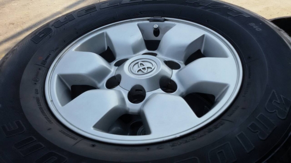 ล้อขอบ 15 6รู พร้อมยาง 255 70 15 ชุดล่ะ 5800