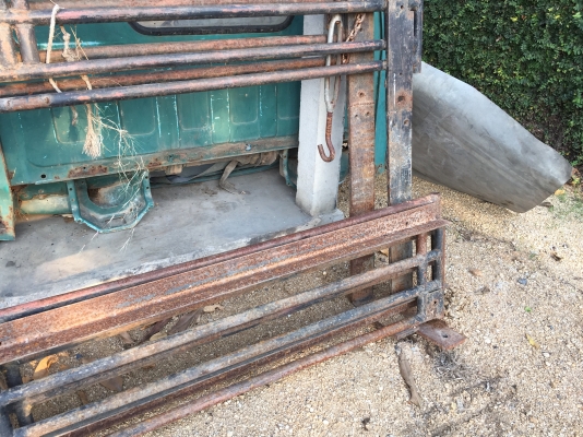 ขายคอกเหล็กใส่หกล้อ ยาว 5 เมตร สูง 1.5 เมตร เหล็กหนาแข็งแรงมาก