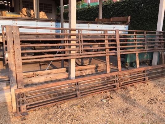 ขายคอกเหล็กใส่หกล้อ ยาว 5 เมตร สูง 1.5 เมตร เหล็กหนาแข็งแรงมาก