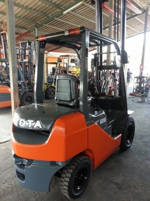 ฟอล์คลิฟต์ 2.5 ตัน  TOYOTA 8FD25  รถปี 2008 รถนอกเก่าญี่ปุ่น