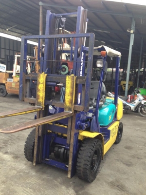 ฟอล์คลิฟต์ 2.5 ตัน KOMATSU FD25T-12 รถนอกเก่าญี่ปุ่น ฟอล์คลิฟต์ 2.5 ตัน KOMATSU FD25T-12 รถนอกเก่าญี่ปุ่น
