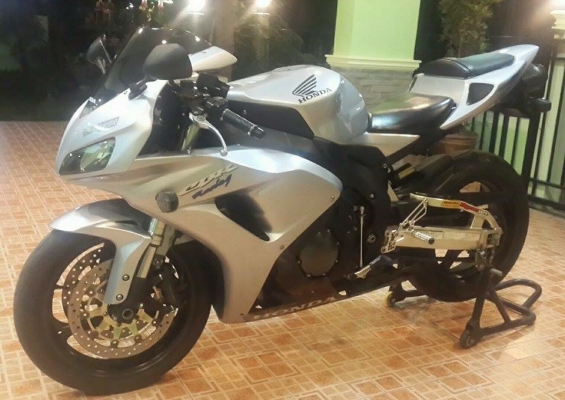 ขายCbr1000ปี2007สภาพสวยมากๆๆนางฟ้าชัดๆไม่เคยชนหรือล้ม สีเดิมสติ๊กเกอร์เดิมโรงงานมาพร้อมของแต่ง