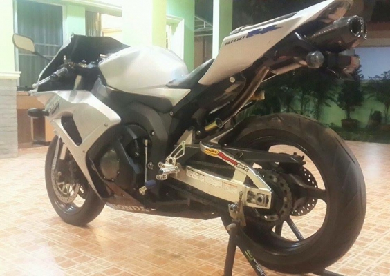 ขายCbr1000ปี2007สภาพสวยมากๆๆนางฟ้าชัดๆไม่เคยชนหรือล้ม สีเดิมสติ๊กเกอร์เดิมโรงงานมาพร้อมของแต่ง