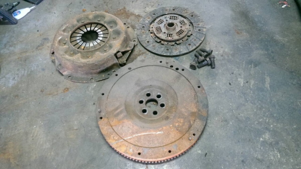 ฟลายวีล+หวีครัช+ผ้าครัช  RB20DET SR20DET ชุดละ1000บาทครับ TEL0890671028อยู่ดอนเมืองครับ