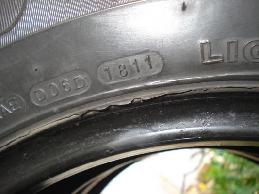 ขายยาง 205-70-15 ดอกหนาๆ 1 คูู่ ขายยาง 205-70-15 ดอกหนาๆ 1 คูู่