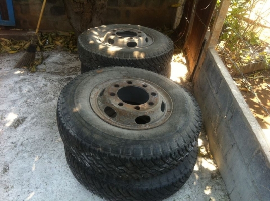 ขออนุญาติขายยางครับ 9.00-20 BRIDGE STONE 4เส้น ยางหล่อดอก(หล่อเย็น) พร้อมกระทะ สภาพ90\%