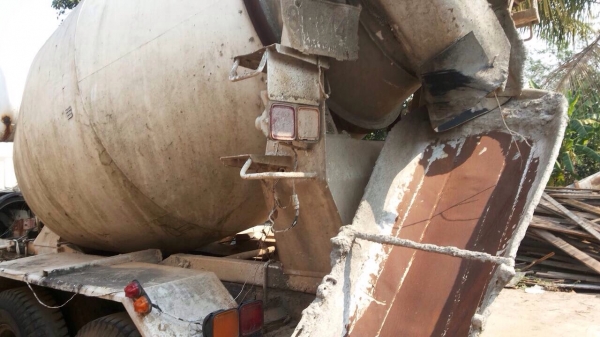 HINO ZM 260 HP EK100 รถโม่ปูน แบบตรง 6 คิว รถสภาพดีมากครับพร้อมใช้งานได้เลย เครื่องยนต์เดิมๆเกียร์เดิมแรงดีไม่เยิ้ม หัวเก๋งไม่ผุภายในคอนโซลครบพร้อม พวงมาลัยเพาเวอร์ ระบบเบรคทริ๊ปฟี้ ช่วงล่างอย่างใหญ่คัชซีไม่บวม เอกสารทะเบียนครบพร้อม ราคาต่อรองได้ครับ