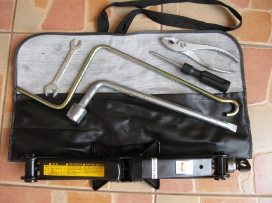 ชุดเครื่องมือติดรถ พร้อมแม่แรง Toyota Altis ชุดเครื่องมือติดรถ พร้อมแม่แรง Toyota Altis