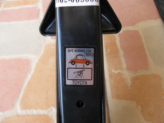 ชุดเครื่องมือติดรถ พร้อมแม่แรง Toyota Altis ชุดเครื่องมือติดรถ พร้อมแม่แรง Toyota Altis